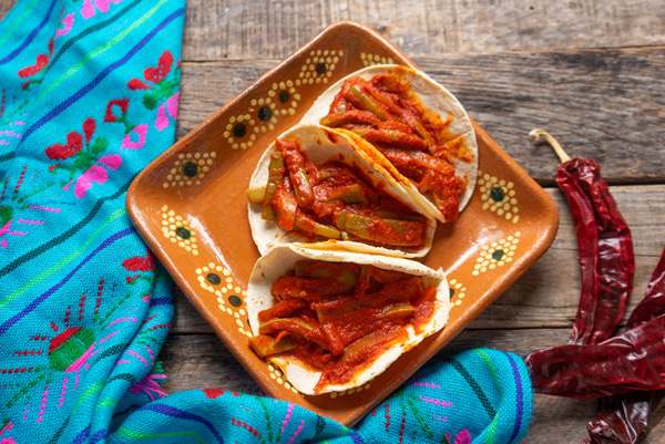 Tacos de nopales con salsa de chile guajillo y zanahoria