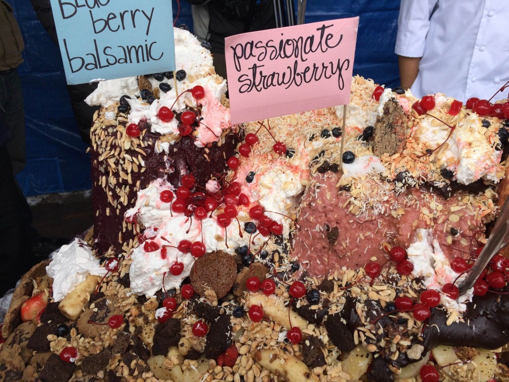 World's Largest Vegan Banana Split! Read about it on the Vegan Outreach blog!